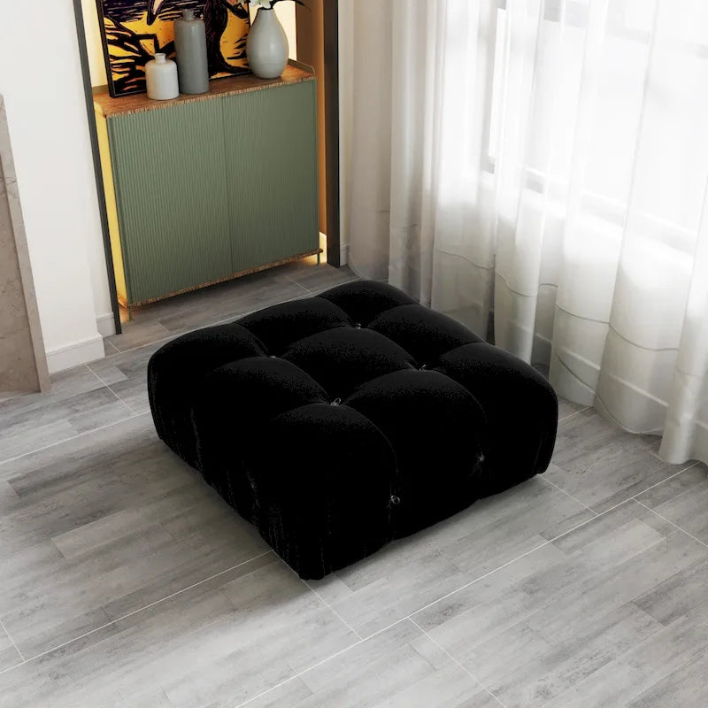 Minimalistischer quadratischer Polsterhocker aus Samt
