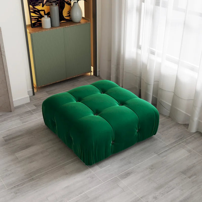 Minimalistischer quadratischer Polsterhocker aus Samt