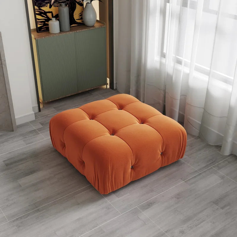 Minimalistischer quadratischer Polsterhocker aus Samt