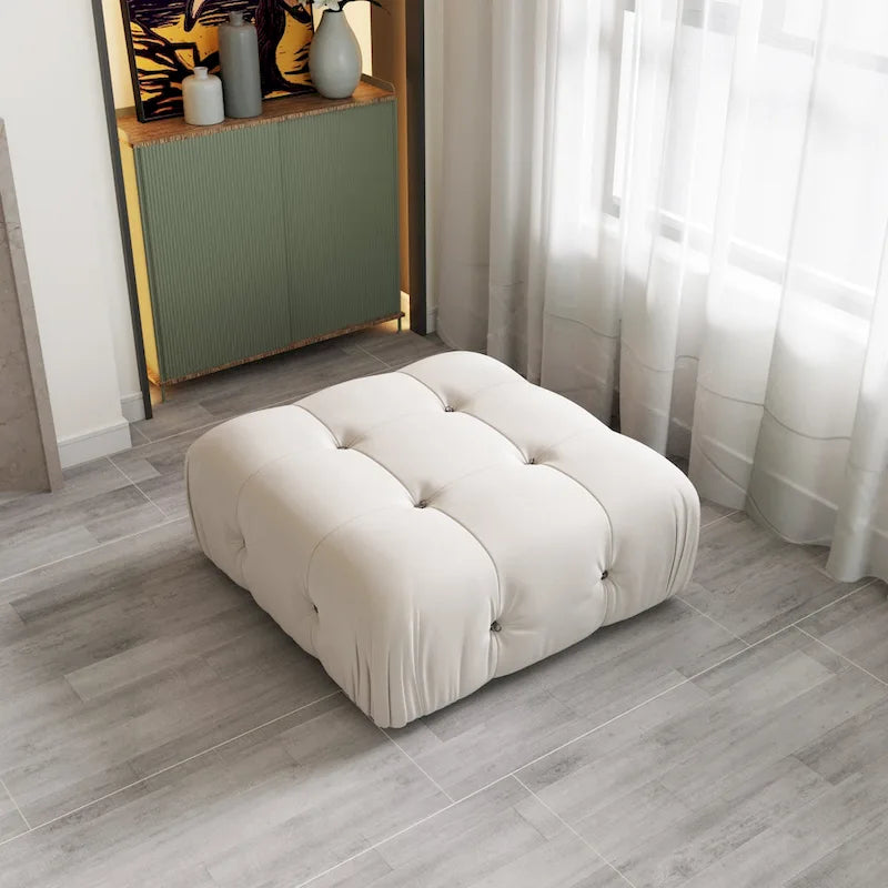 Minimalistischer quadratischer Polsterhocker aus Samt